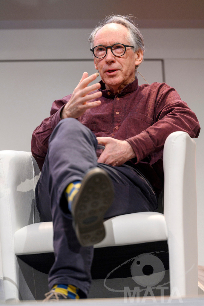 _DWA4883 | Ian McEwan bei der lit.Cologne 2023 Veranstaltung 'Ian McEwan. Ein Jahrhundertschriftsteller gibt Auskunft' in der Flora Köln.. Köln, 07.03.2023 - Realisiert mit Pictrs.com