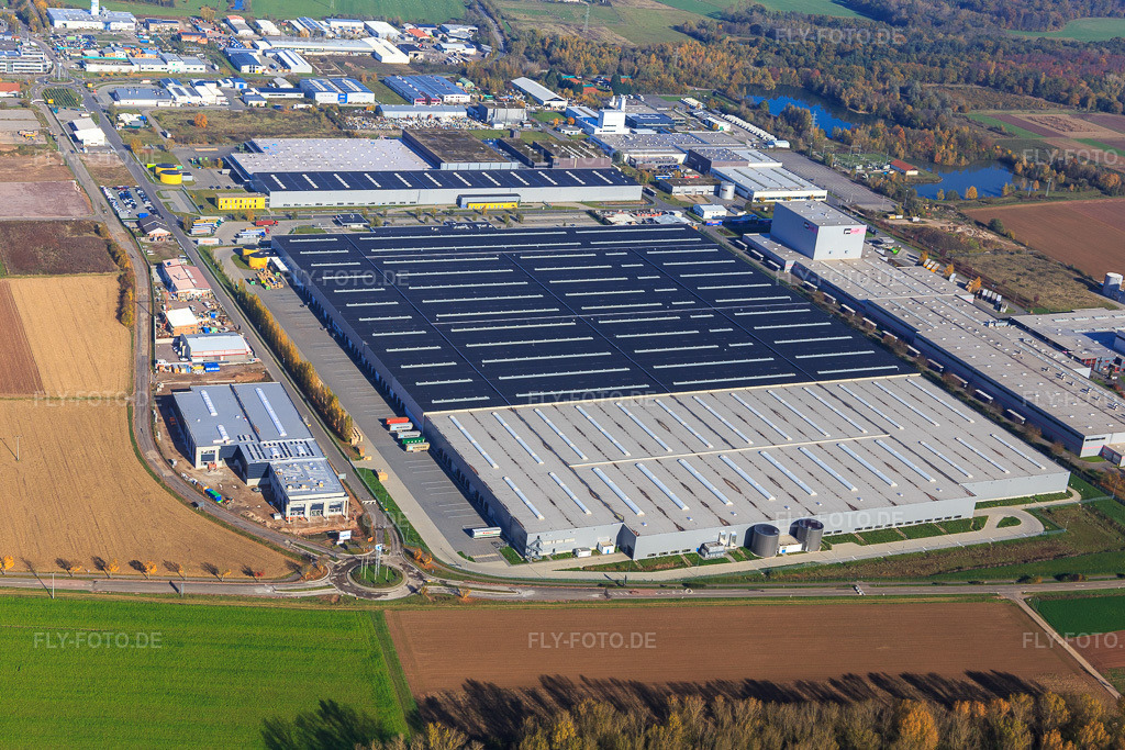 Luftbild: Industriegebiet Interpark mit Baustelle für Neubau der Südpfalzwerkstatt und Mercedes-Benz Logistikcenter in Offenbach an der Queich im Bundesland Rheinland-Pfalz in Deutschland. Foto: IMG_104327.jpg vom 31.10.2017 durch Werner Riehm/FLY-FOTO.deWWW.LEBENSHILFE-SUEW.DE