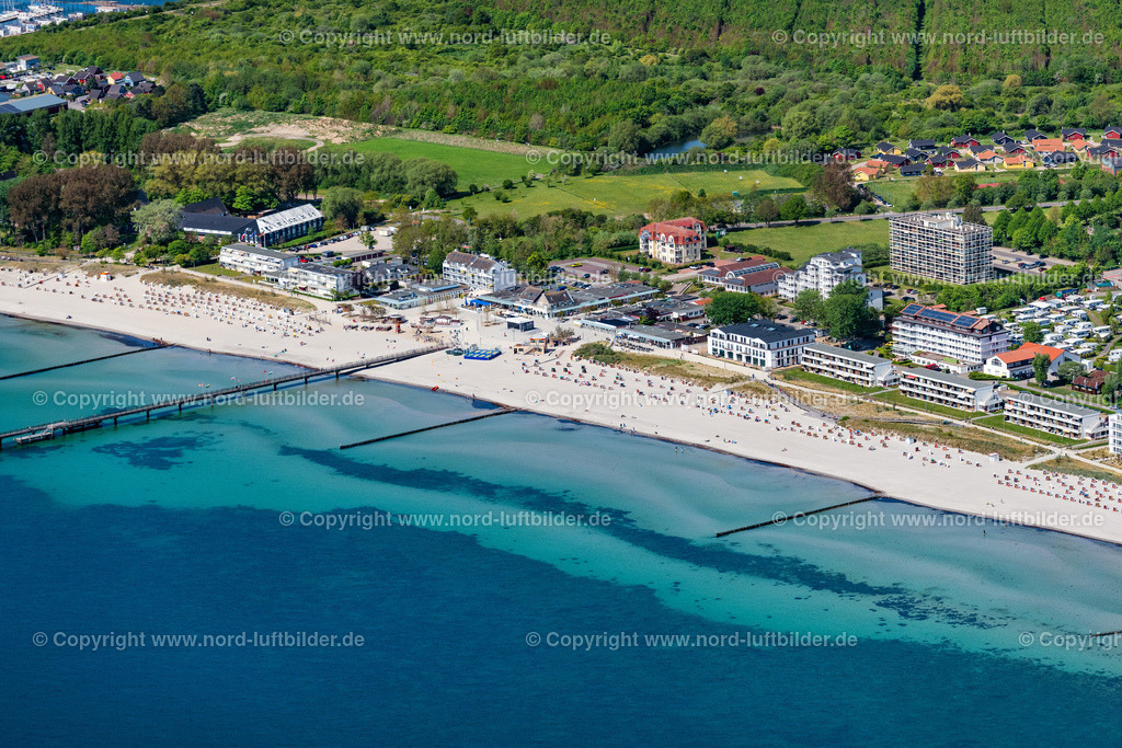 Grossenbrode_ELS_8983150522 | GROßENBRODE 15.05.2022 Ortsansicht an der Meeres-Küste der Ostsee in Großenbrode im Bundesland Schleswig-Holstein. // Townscape on the seacoast of Baltic Sea in Grossenbrode in the state Schleswig-Holstein. Foto: Martin Elsen