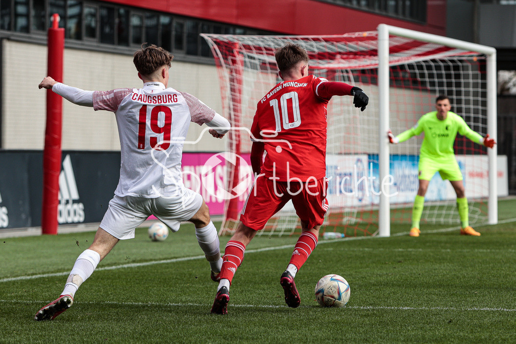 FC Bayern Muenchen U19 - FC Augsburg U19 | Simon MUEHLBAUER (FCA #10) im Duell mit Paul WANNER (FCB #10)