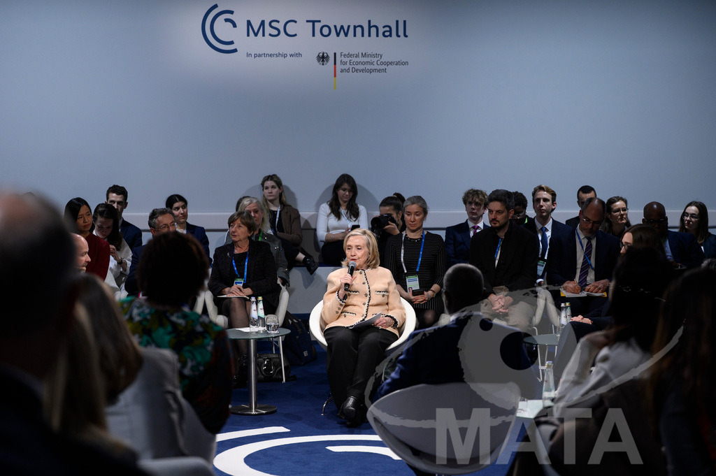 _DWI5088 | Die US-Politikerin Hillary Clinton auf der Veranstaltung Girls Just Want to Have Fundamental Rights: Fighting the Global Pushback im Rahmen der Münchner Sicherheitskonferenz 2026. München, 14.02.2026 Bayern Deutschland - Realisiert mit Pictrs.com