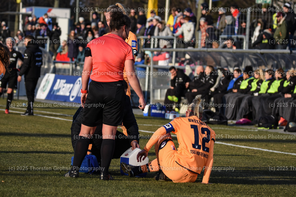 Fussball-BL Frauen 1. FFC Frankfurt vs. TSG 1899 Hoffenheim | Stephanie Breitner #12 (TSG 1899 Hoffenheim) wird behandelt; Fussball-BL Frauen 1. FFC Frankfurt vs. TSG 1899 Hoffenheim, Fussball-Bundesliga Frauen am 24.02.2018 im Stadion am Brentanobad in Frankfurt/Main, (Deutschland) - Realisiert mit Pictrs.com