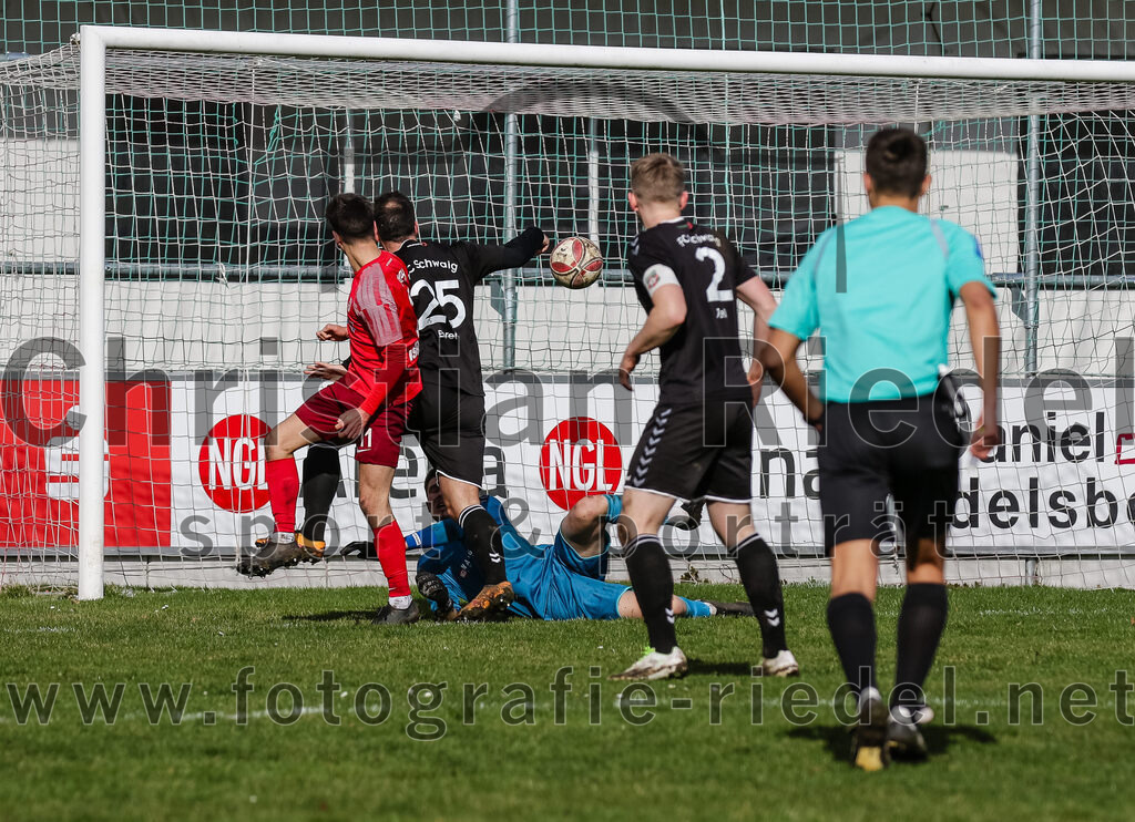 2024-02-24_082_FC_Schwaig_gegen_TSV_1880_Wasserburg | Oberding, Deutschland, 24.02.2024:
Fußball, 2. Runde Qualifikation TOTO-Pokal 2023 / 2024, 1. Spieltag, FC Schwaig gegen TSV 1880 Wasserburg, Endergebnis: 2:3

Leon Simeth (TSV 1880 Wasserburg, #11), Nils Ehret (FC Schwaig, #25), Torwart Philipp Strunk (FC Schwaig, #30), Tobias Jell (FC Schwaig, #2)

Foto: Christian Riedel / fotografie-riedel.net