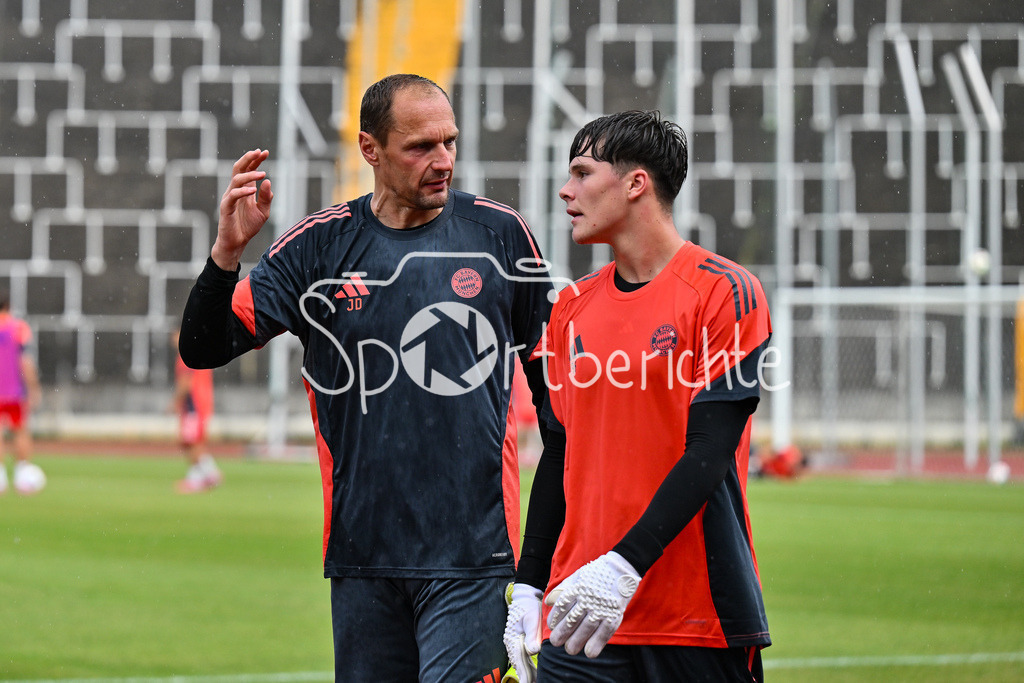FC Augsburg II - FC Bayern Amateure | Im Gespraech - Jaroslav DROBNY und Leon KLANAC (FC Bayern Muenchen II 1) nach dem warmmachen / Regionalliga Bayern: FC Augsburg II - FC Bayern Muenchen II, Rosenaustadion am 25.07.2025