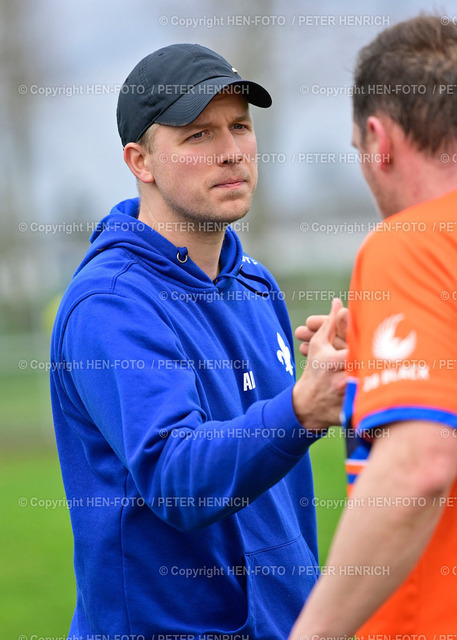TSV Braunshardt festigt 1. Tabellenplatz mit Heimsieg | 01.04.2023 Fussball Männer Kreisliga C Saison 2022 2023 TSV Braunshardt - SV Darmstadt 98 II (3:1) v. l. Trainer Patrick Iger (SV98II) (Foto: Peter Henrich) - Realisiert mit Pictrs.com
