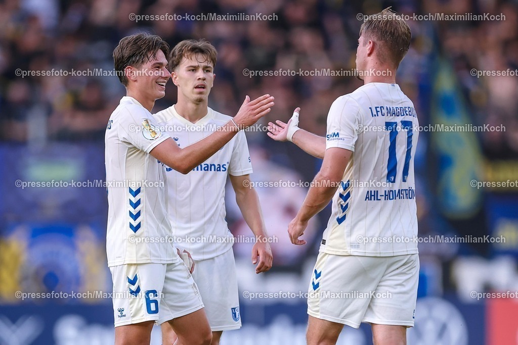 DFB15082501074 | 15.08.2025, Fußball, DFB-Pokal, 1. FC Saarbrücken - 1.FC Magdeburg, Ludwigsparkstadion, Saison 2025 2026: Abschlussjubel nach dem 3:1 Sieg für Magdeburg  Dariusz Stalmach&nbsp;(1FC Magdeburg #06) zusammen mit Alexander Ahl Holmström   DFB regulations prohibit any use of photographs as image sequences and or quasi-video.