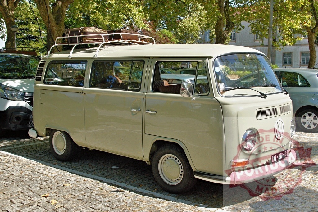 Classic Volkswagen Kombi Van Parked with Luggage on Roof Rack | Vintage Volkswagen Kombi van with luggage on its roof rack, parked on a cobblestone street, evoking a sense of travel and adventure - Realisiert mit Pictrs.com