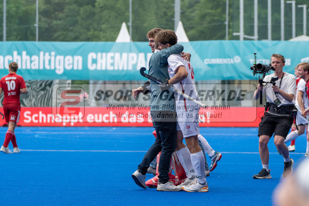 Final4_20250601-1510-HK108694 | Krefeld, Deutschland, 01.06.2025:  Feldhockey Final4 2025 – „Deutsche Feldhockey-Meisterschaften 2025“ Crefelder HTC - Rot-Weiss Köln (Finale Herren) im Gerd-Wellen-Hockeyanlage am 01.06.2025 in Krefeld, Deutschland. (Foto von Kramhöller/Fehrmann/Kaste)Krefeld, Germany, 01.06.2025: Feldhockey Final4 2025 – „Deutsche Feldhockey-Meisterschaften 2025“ Harvestehuder HTC - Düsseldorfer HC (Finale Damen) in Gerd-Wellen-Hockeyanlage at 01.06.2025 in Krefeld, Deutschland. (Foto from Kramhöller/Fehrmann/Kaste)