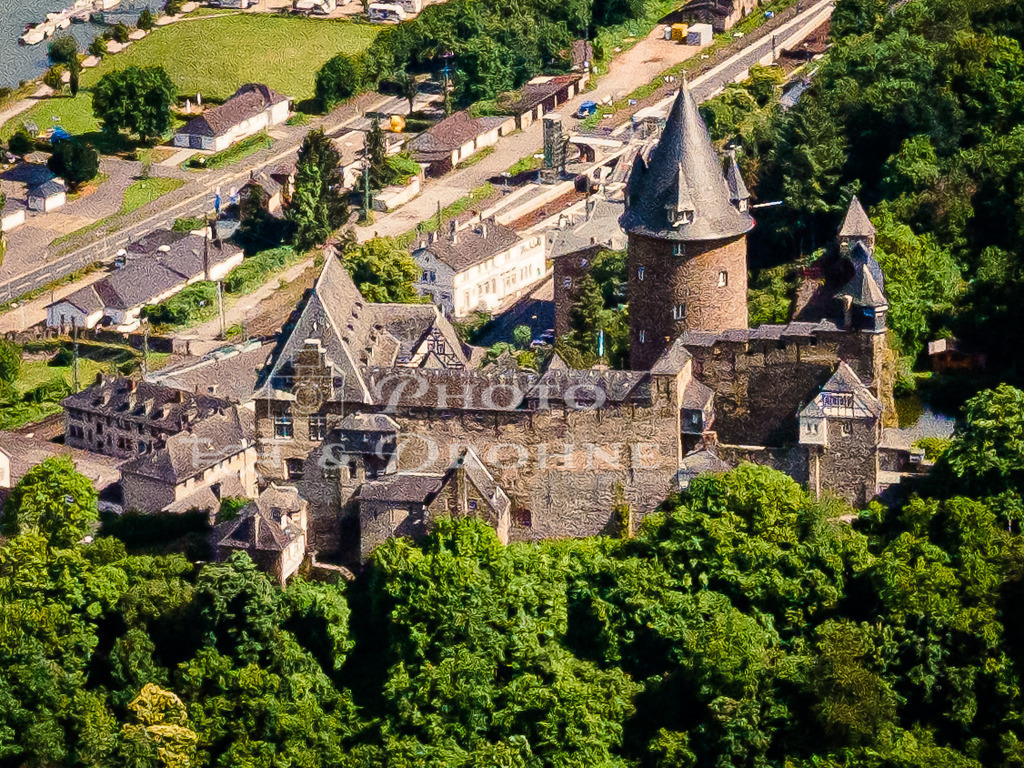 Stahleck-0079 | Die Burg Stahleck beherbergt eine der schönsten Deutschen Jugendherbergen. Bacharach ist bekannt für seine Fachwerkhäuser und den Weibau. - Realisiert mit Pictrs.com