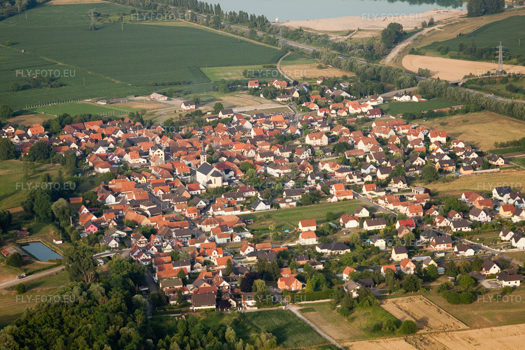 Vue aérienne: Leutenheim depuis le sud-ouest à le quartier Ceinture Forêt Nord in Hagenau dans le département Bas Rhin, France – .Photo: IMG_30576.jpg prise le 09/07/2010 par Werner Riehm/FLY-FOTO.eu – Résolution de l'original: 4752 x 3168 px
