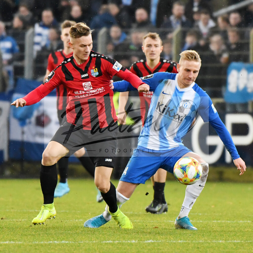 20200201_MEPCHE_0076 | Fußball, Herren: Erik Tallig (Chemnitzer FC) und Willi Evseev (SV Meppen) im Zweikampf waehrend des Spiels der 3. Liga zwischen SV Meppen und Chemnitzer FC in der Haensch-Arena am 01.02.2020 in Meppen, Deutschland. DFB / DFL REGULATIONS PROHIBIT ANY USE OF PHOTOGRAPHS AS IMAGE SEQUENCES AND/OR QUASI-VIDEO. - Realisiert mit Pictrs.com