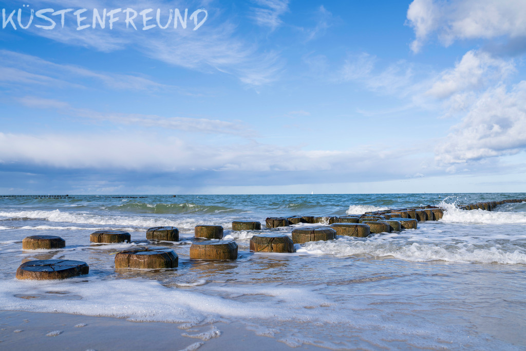 Buhne in leichten Wellen // Ostseebild | Entdecke deine Lieblingslandschaft von der Küste – auf Ostsee Leinwand, Nordsee Leinwand, Alu Dibond oder Acrylglas, passend für jeden Geschmack und Raum.