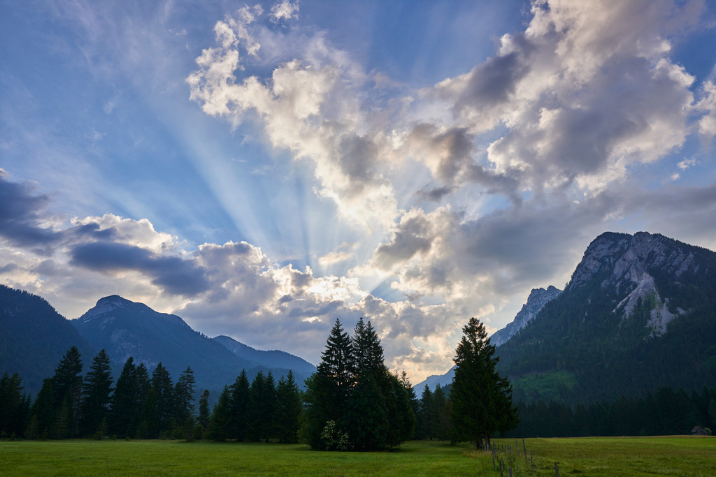 Bewölkter Himmel ueber dem Gwendlingstein | Tauplitz, Austria - June 24, 2017: Bewölkter Himmel ueber dem Gwendlingstein. - Realisiert mit Pictrs.com