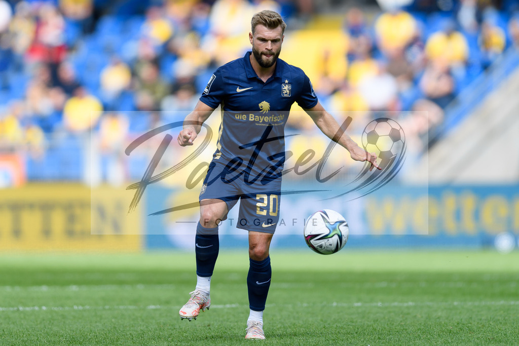 EBSTSV20210828_122 | Fussball, Herren: Yannick Deichmann (TSV 1860 Muenchen) in Aktion, am Ball, Einzelaktion beim Spiel der 3. Liga zwischen Eintracht Braunschweig und TSV 1860 Muenchen im Eintracht-Stadion am 28.08.2021 in Braunschweig, Deutschland.DFB / DFL REGULATIONS PROHIBIT ANY USE OF PHOTOGRAPHS AS IMAGE SEQUENCES AND/OR QUASI-VIDEO. - Realisiert mit Pictrs.com