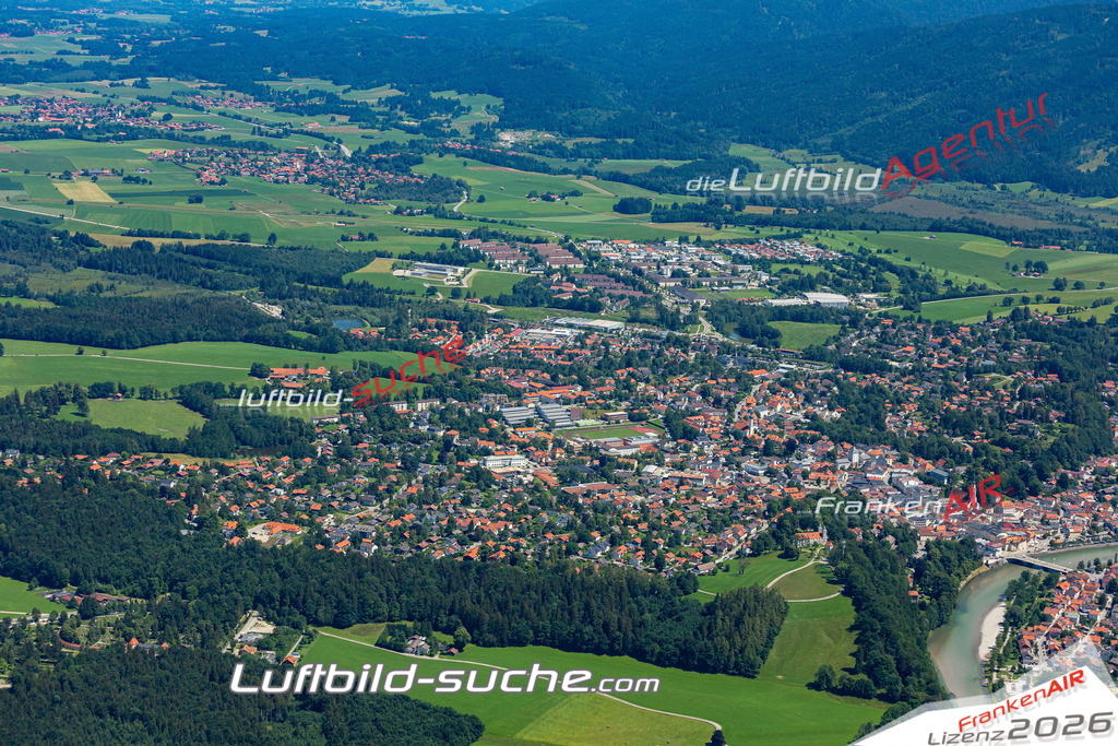 Aktuelles Luftbild von  Bad Tölz - Die Luftaufnahme wurde 2022 mittels UL-Flugzeug erstellt ( keine Drohne ) - hochauflösende Kamera-Systeme von  Canon -Beste Qualität - Für grossformatige Ausdrucke geeignet. Die Geschenkidee !