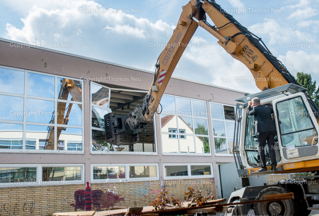 Mehrzweckhalle7 | Einhausen, Mehrzweckhalle, Abriss beginnt, Landrat Engelhardt im Bagger, ,, Bild: Thomas Neu