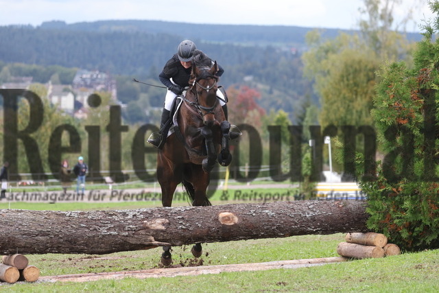 Altensteig_2024_Prfg.Nr.02_Geländepferdeprfg.Kl.A_Julia Stiefele_Ogucci vd Watermolen (15) | Alle Fotos der Reiterjournal Fotografin Doris Matthaes im Reiterjournal Online-Fotoshop. - Realisiert mit Pictrs.com