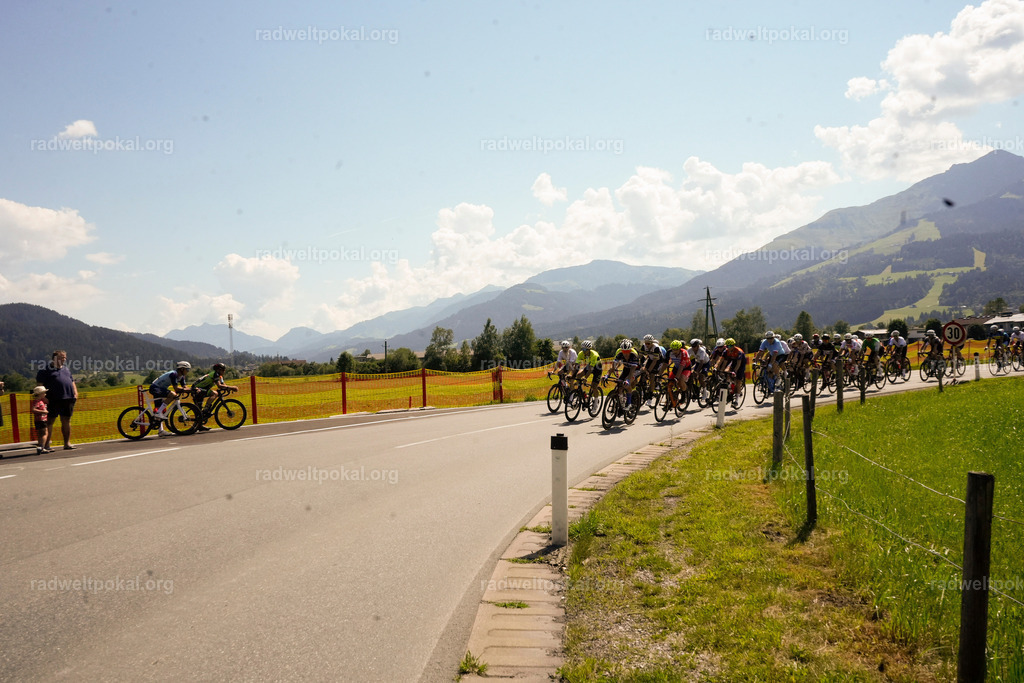 257_20230817_Bewerb_Maenner_Muehlanger | AUT - OESTERREICH, 2023-08-16: SPORT RENNRAD-FAHREN - 55. INTERNATIONALER RADWELTPOKAL IN ST. JOHANN IN TIROL  - Vintage-Radrennen mit WM-Bronze-Medaillen-Siegerin Christina Schweinberger, den Teilnehmer und Alexander Baumann (vom Orginastions-Team) - TAG 2 BEWERB MAENNER IN SECHS GRUPPEN  ; Foto: Roland Muehlanger