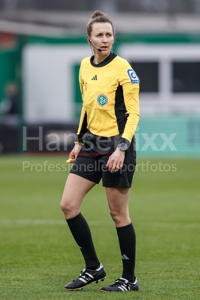 Fussball, Google Pixel Frauen-Bundesliga, SV Werder Bremen - SC Freiburg | v.li.: Schiedsrichterin Sina Diekmann, DIE DFB-RICHTLINIEN UNTERSAGEN JEGLICHE NUTZUNG VON FOTOS ALS SEQUENZBILDER UND/ODER VIDEOÄHNLICHE FOTOSTRECKEN. DFB REGULATIONS PROHIBIT ANY USE OF PHOTOGRAPHS AS IMAGE SEQUENCES AND/OR QUASI-VIDEO.