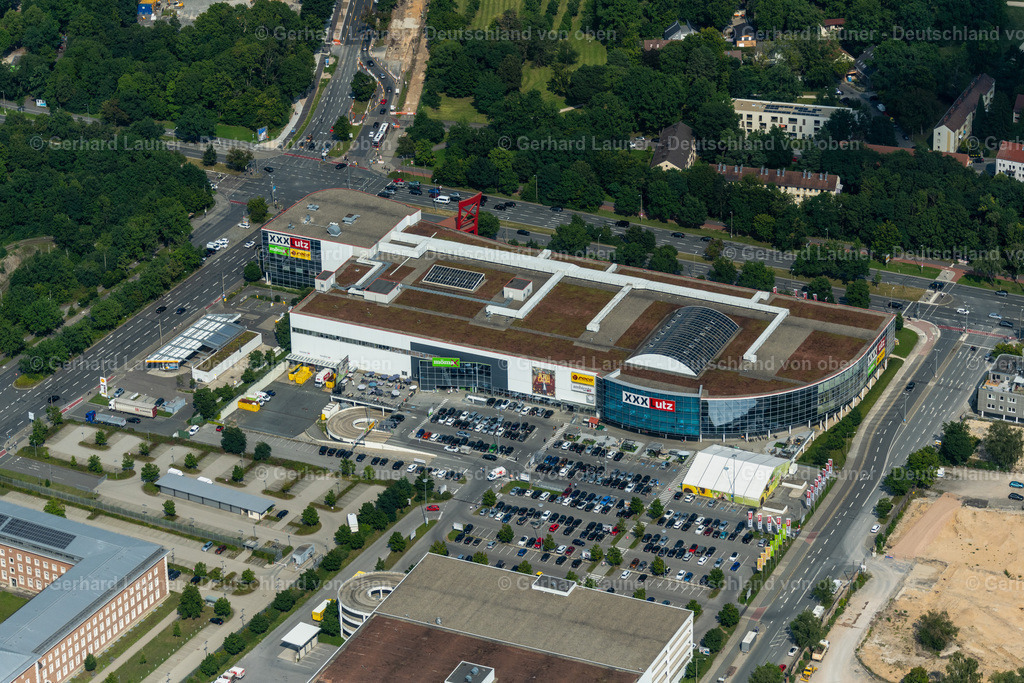 4047434 | NüRNBERG 21.08.2021 Gebäude des Einrichtungshaus - Möbelmarkt an der Ingolstädter Straße im Ortsteil Hasenbuck in Nürnberg im Bundesland Bayern, Deutschland. Weiterführende Informationen bei: POCO Einrichtungsmärkte GmbH,  XXXL Zentralverwaltung GmbH & Co. KG,  mömax Kempten. // Building of the store - furniture market on Ingolstaedter Strasse in the district Hasenbuck in Nuremberg in the state Bavaria, Germany. Further information at: POCO Einrichtungsmaerkte GmbH,  XXXL Zentralverwaltung GmbH & Co. KG,  moemax Kempten. Foto: Gerhard Launer