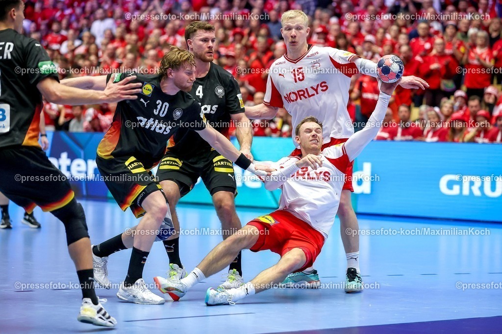 EHF26012603089 | 26.01.2026, Handball, Men's EHF EURO 2026, Deutschland - Dänemark, Jyske Bank Boxen in Herning, Dänemark, Main Round:  Julian Köster (Germany #18)  Tom Kiesler (Germany #30)   Johannes Golla (Germany #04) im Zweikampf gegen   Mathias Gidsel (Denmark #19)  Magnus Saugstrup Jensen (Denmark #15)