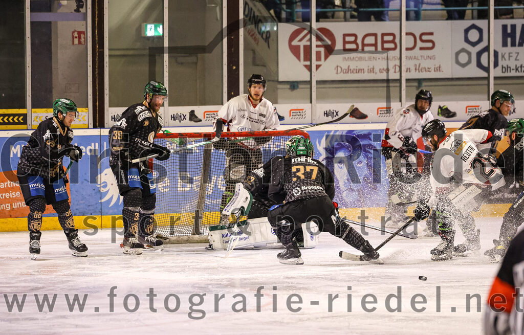 2024-03-15_063_TSV_Erding_gegen_EHC_Koenigsbrunn | Erding, Deutschland, 15.03.2024:
Eishockey, Bayernliga Playoffs 2023 / 2024, 3. Spieltag, TSV Erding gegen EHC Königsbrunn, Endergebnis: 3:4 n. V.

Paul Pfenninger (Erding Gladiators, #58), Thomas Plihal (Erding Gladiators, #39), Torwart Dimitri Pätzold (Erding Gladiators, #32), Thomas Matheson (Erding Gladiators, #37), Mika Reuter (EHC Königsbrunn, #28)

Foto: Christian Riedel / fotografie-riedel.net