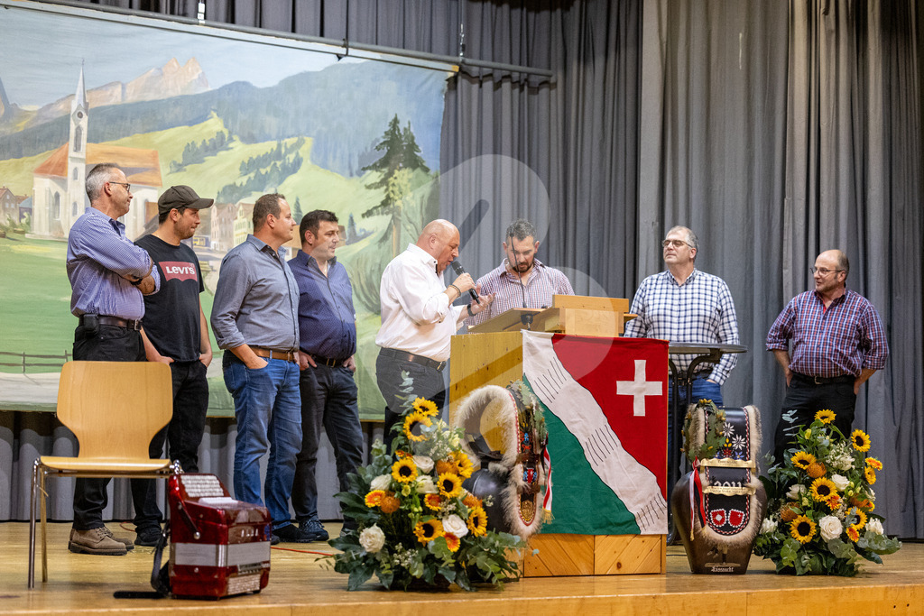 SKE100J_4796 | Die Schwinger des Schwyzer Kantonalen Schwingerverbandes: Fotos, die Dynamik und Leidenschaft festhalten, sowie emotionale Momente aus dem traditionellen Schwingsport zeigen. - Realisiert mit Pictrs.com