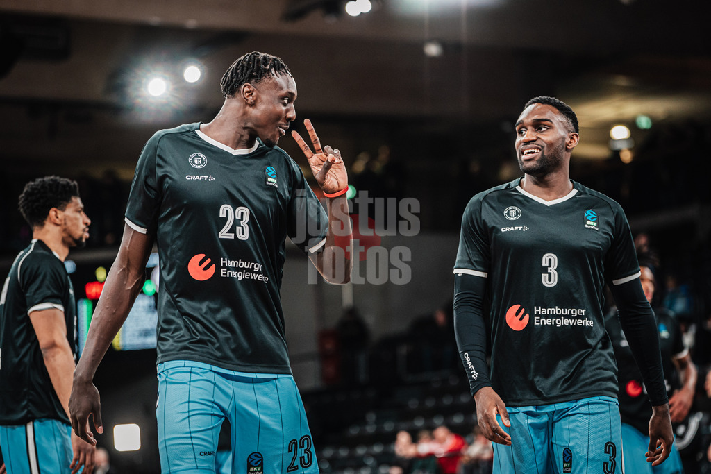 Basketball | Männer | Saison 2024/2025 | BKT EuroCup | Veolia Towers Hamburg vs. 7Bet-Lietkabelis Panevezys | 21.01.2025 | v.l. Kur Kuath (#23, Veolia Towers Hamburg) und Rich Osaro (#3, Veolia Towers Hamburg)
