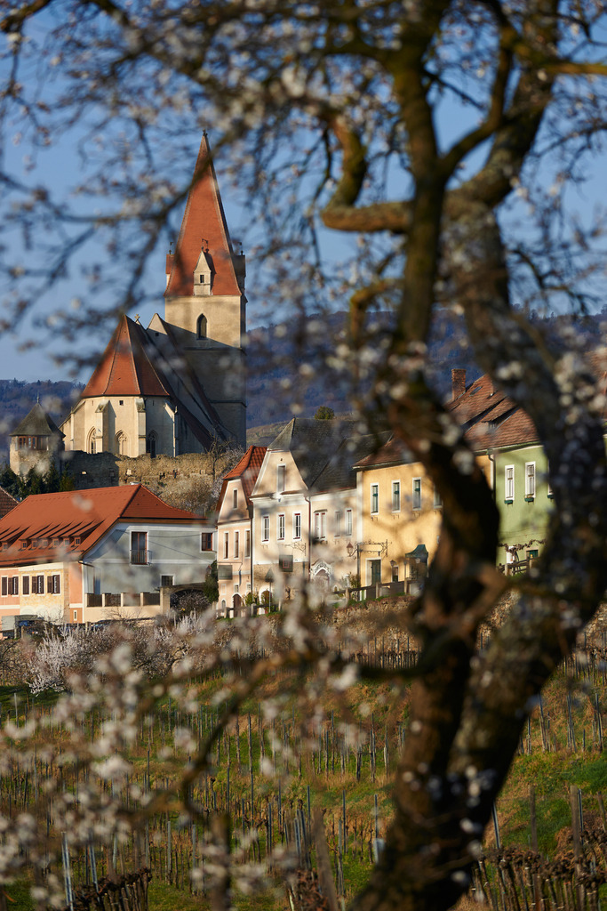Ortskern mit Blick auf die Wehrkirche | Weissenkirchen, Austria - March 22, 2014: Ortskern mit Blick auf die Wehrkirche. - Realisiert mit Pictrs.com