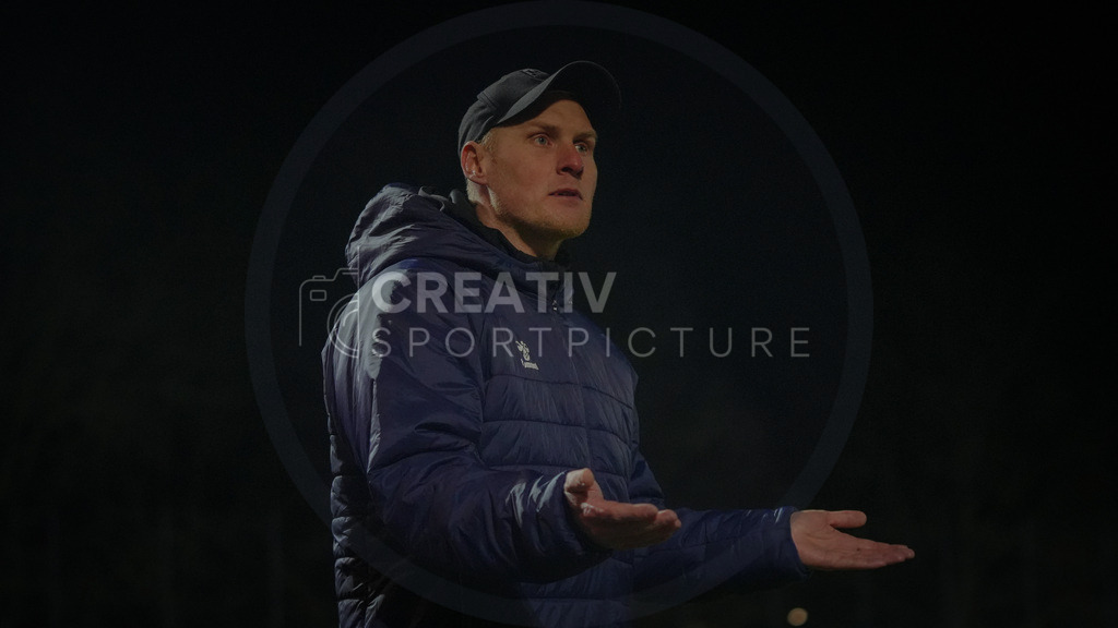 Fußball, Herren, Saison 2025/2026, Regionalliga Nordost, 20. Spieltag, FSV 63 Luckenwalde vs. 1.FC Magdeburg II, Mittwoch 04.03.2026, Werner-Seelenbinder-Stadion Luckenwalde, | Fußball, Herren, Saison 2025/2026, Regionalliga Nordost, 20. Spieltag, FSV 63 Luckenwalde vs. 1.FC Magdeburg II, Mittwoch 04.03.2026, Werner-Seelenbinder-Stadion Luckenwalde, Im Bild: Daniel Wölfel (Trainer Magdeburg) verwundert - Realisiert mit Pictrs.com