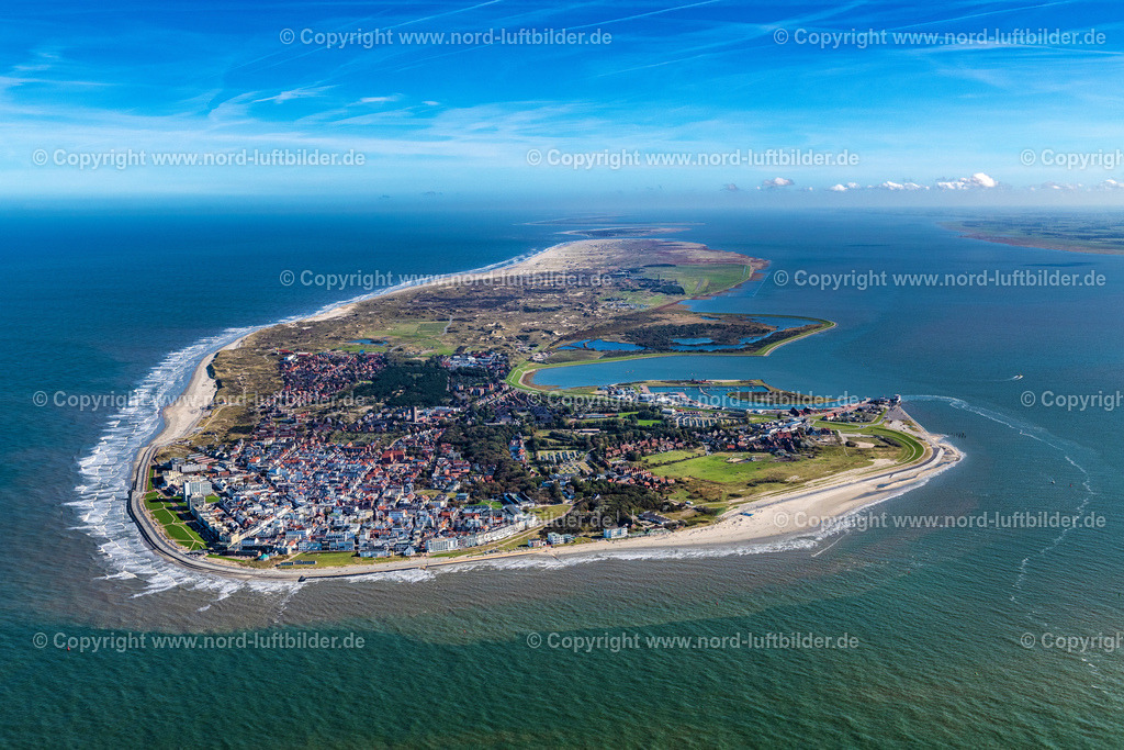 Norderney_ELS_6496091022 | NORDERNEY 09.10.2022 Sandstrand- Landschaft an der Nordsee zur Insel Norderney im Bundesland Niedersachsen. Weiterführende Informationen bei: Staatsbad Norderney GmbH. // Beach landscape on the North Sea to island Norderney in the state Lower Saxony. Further information at: Staatsbad Norderney GmbH. Foto: Martin Elsen