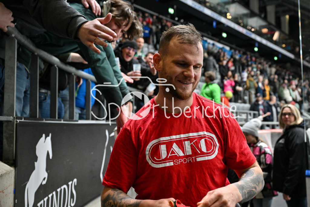 Augsburger Panther - Düsseldorfer EG | Die Panther feiern mit den Fans den Heimsieg gegen Duesseldorf / Jubel / Sieg / Freude / Happy / DEL: Augsburger Panther - Düsseldorfer EG, Curt Frenzel Stadion am 13.12.2024 / Maximilian RENNER (Augsburger Panther #58)