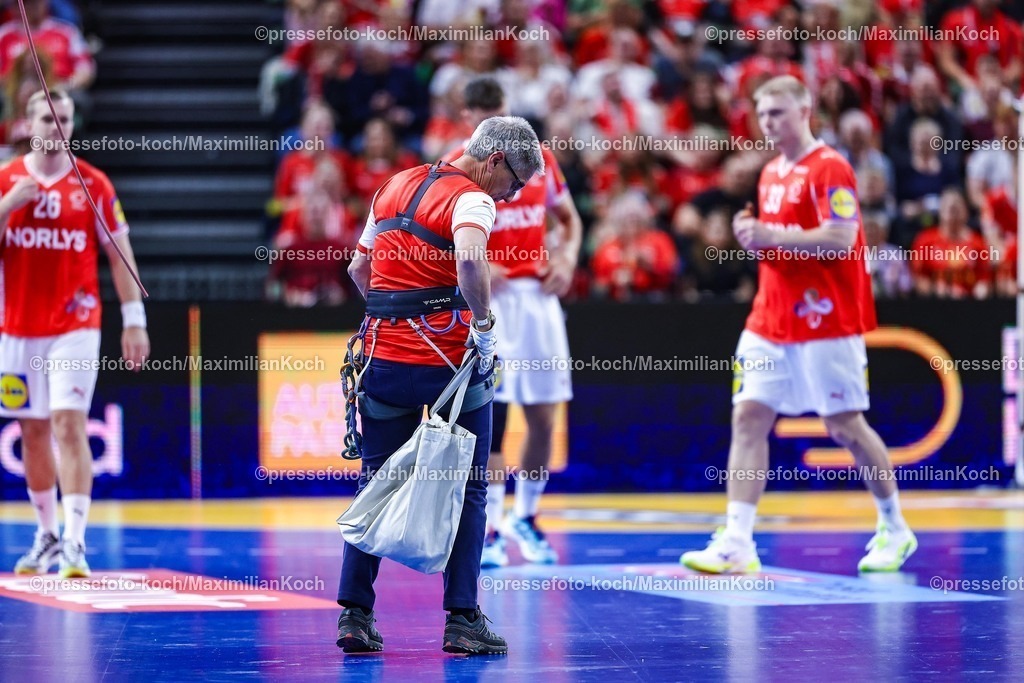 xIAJx150520261057 | 15.05.2026, xIAJx, Handball, Länderspiel, Testspiel, Dänemark - Deutschland, Royal Arena Kopenhagen:Der Spielball wurde auf besondere Weise geliefert