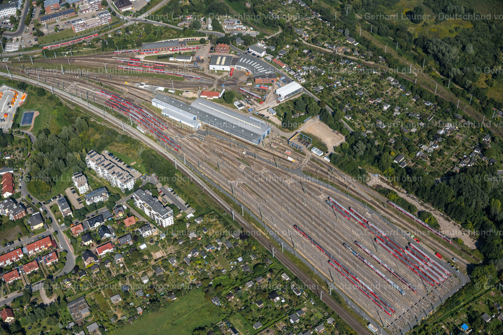 4062007 | ROSTOCK 08.09.2021 Gefülltes Stadtbahn S-Bahn- Depot und Abstellgleise der Deutschen Bahn in Rostock im Bundesland Mecklenburg-Vorpommern, Deutschland. Weiterführende Informationen bei: DB Netz AG,  DB Regio AG,  Deutsche Bahn AG. // S-Bahn railway station and sidings of Deutschen Bahn in Rostock in the state Mecklenburg - Western Pomerania, Germany. Further information at: DB Netz AG,  DB Regio AG,  Deutsche Bahn AG. Foto: Gerhard Launer