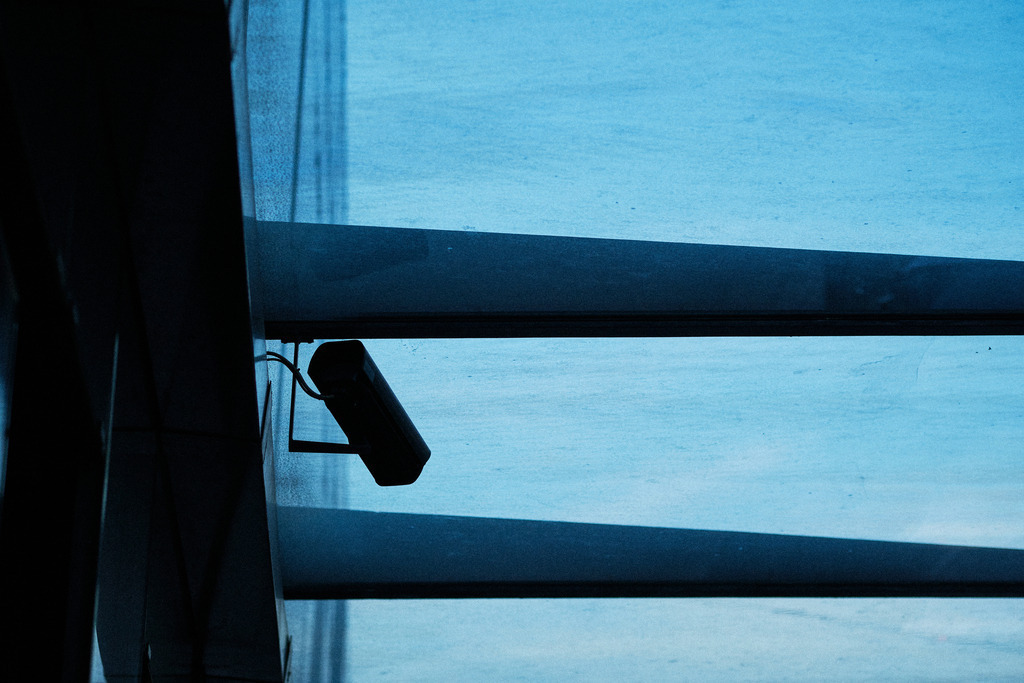 Überwachungskamera mit Glasdach gegen den Himmel | Wien, Austria - March 30, 2021: Überwachungskamera mit Glasdach gegen den Himmel. - Realisiert mit Pictrs.com