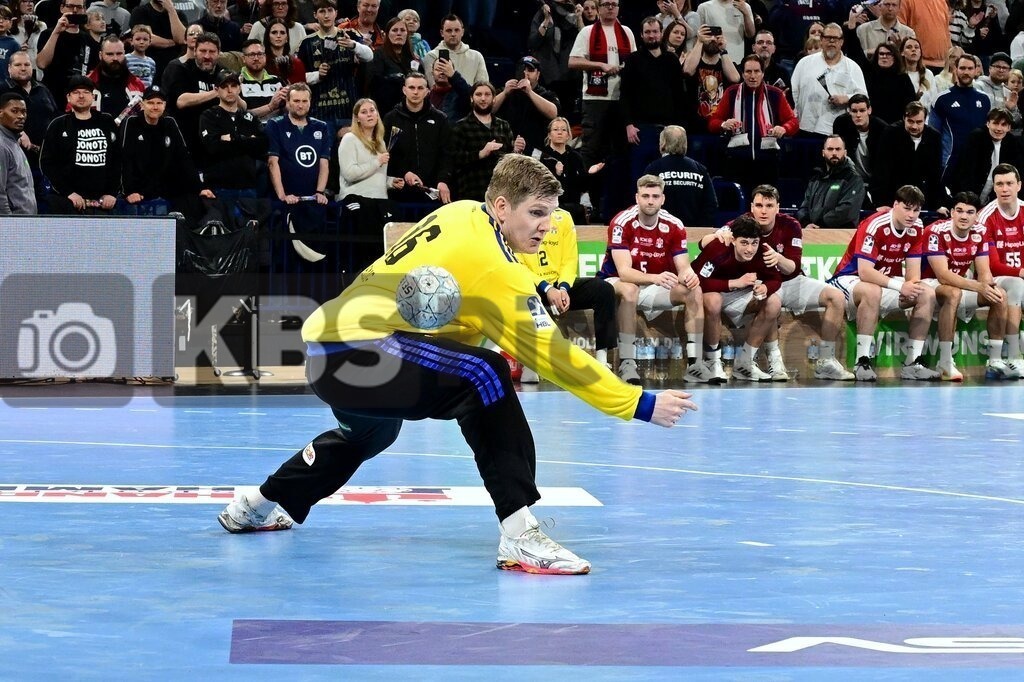 KBS Picture_HSVH-Melsungen_015 | Haug Robin (HSV Hamburg) haelt hier den letzten 7meter ,Sportarena :  Barclays Arena Hamburg, - Realisiert mit Pictrs.com
