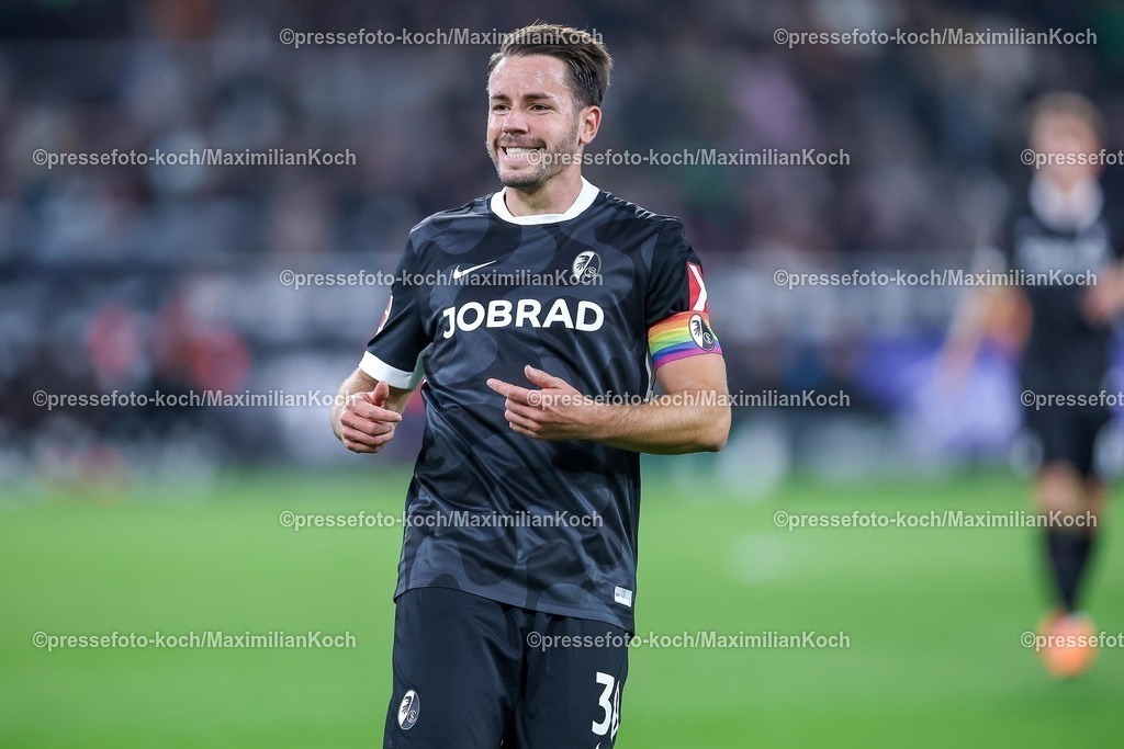 BMG05102501009 | 05.10.2025, Fußball, Borussia Mönchengladbach - SC Freiburg, 1. Fußball Bundesliga, Borussia-Park, Saison 2025 2026: Christian Günter&nbsp;(SC Freiburg #30) DFB regulations prohibit any use of photographs as image sequences and or quasi-video.