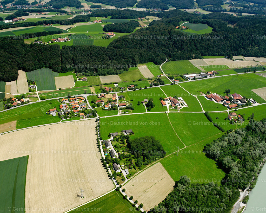 2600411 | HOFSCHALLERN 09.06.2006 Landwirtschaftliche Nutzflächen und Feldgrenzen  umsäumen das Siedlungsgebiet des Dorfes in Hofschallern im Bundesland Bayern, Deutschland // Agricultural land and field boundaries surround the settlement area of the village  in Hofschallern in the state Bavaria, Germany Foto: Gerhard Launer