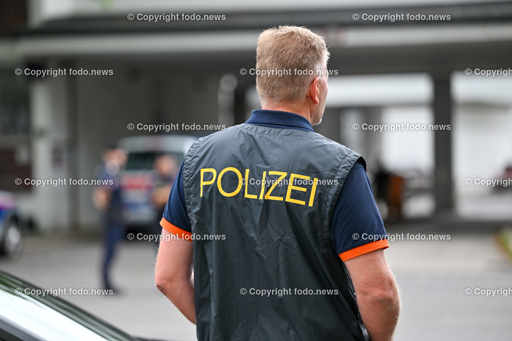 Polizeieinsatz Linz Nietzschestrasse nach Bombendrohung im Polizeigebaeude_ 22.05.2024-11 | 22.05.2024, AUT, Polizeieinsatz Linz Nietzschestrasse nach Bombendrohung im Polizeigebaeude, im Bild Polizei, Einsatz, Beamte, Fahrzeuge, Absperrung
