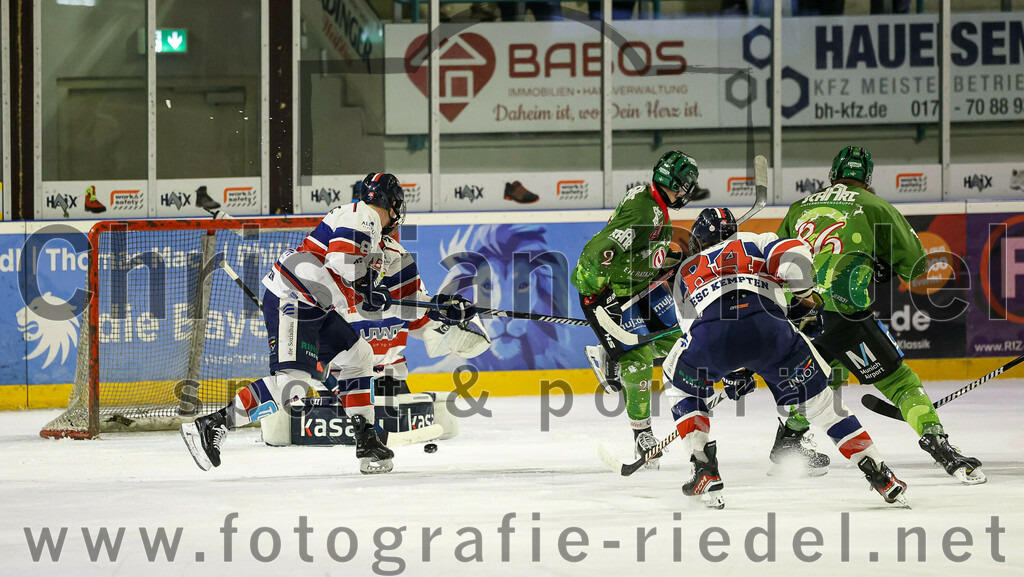 2023-12-17_048_TSV_Erding_gegen_ESC_Kempten | Erding, Deutschland, 17.12.2023:
Eishockey, Bayernliga Vorrunde 2023 / 2024, 18. Spieltag, TSV Erding gegen ESC Kempten, Endergebnis: 5:1

Torwart Luca Mayer (ESC Kempten, #32), Clay Ellerbrock (ESC Kempten, #8), Linus Voit (ESC Kempten, #84), Michael Trox (Erding Gladiators, #86)

Foto: Christian Riedel / fotografie-riedel.net