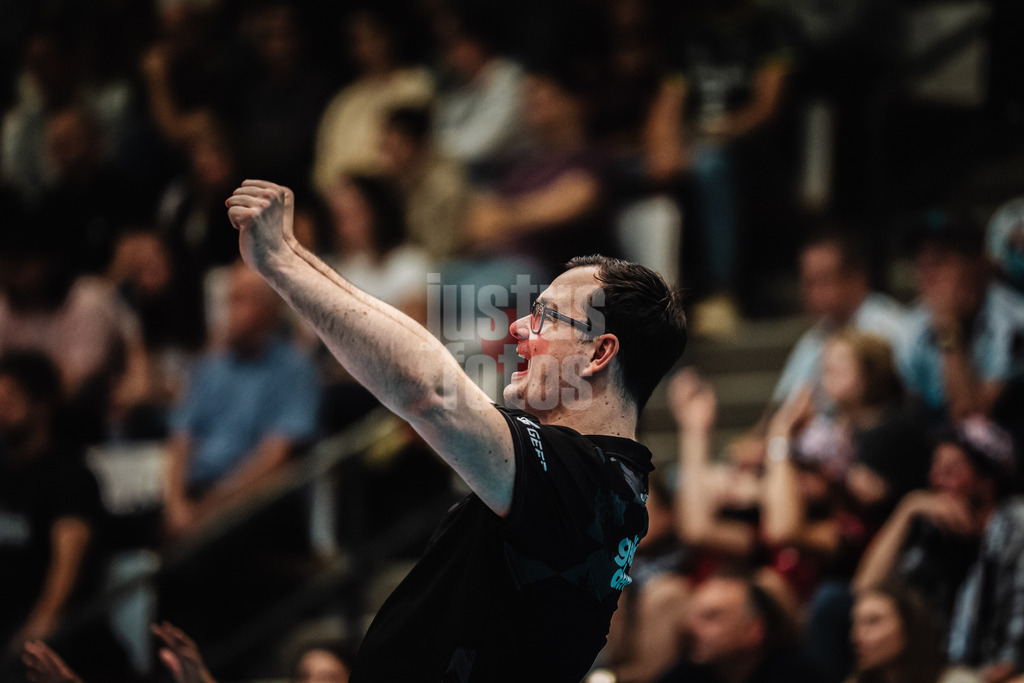 Volleyball | Herren | Saison 2025/2026 | Volleyball Ligacup | VfB Friedrichshafen vs. WWK Volleys Herrsching | 12.10.2024 | Trainer Thomas Bob Ranner (WWK Volleys Herrsching) jubelt