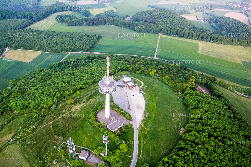 Funkturm und Sendeanlage auf der Kuppe des Bergmassives Köterberg | Luftbild: Funkturm und Sendeanlage auf der Kuppe des Bergmassives Köterberg im Ortsteil Köterberg in Lügde im Bundesland Nordrhein-Westfalen in Deutschland. Foto: IMG_079660.jpg vom 25.05.2015 durch Werner Riehm/FLY-FOTO.de - Realisiert mit Pictrs.com