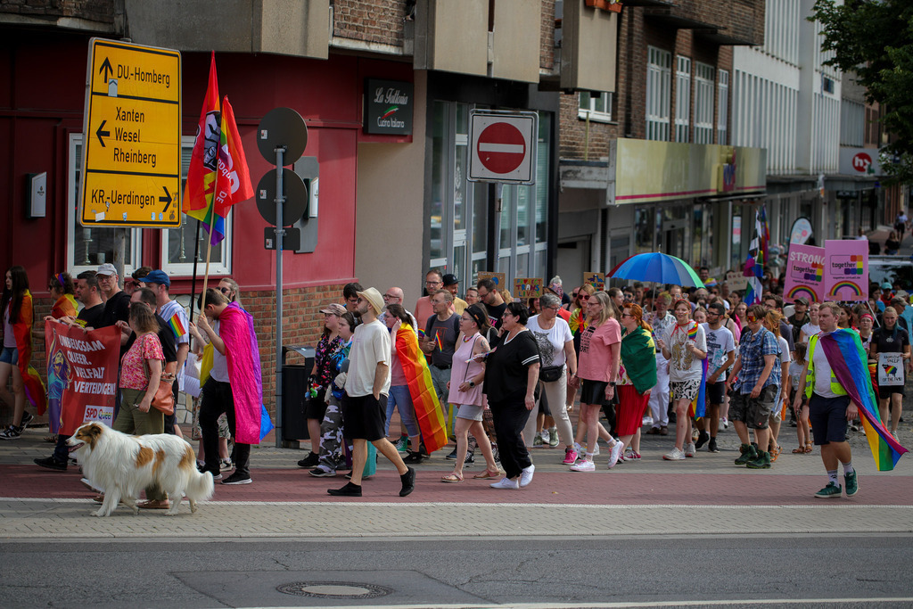 CSD_Moers_190725_064 | Bildergalerie von Sport-Ereignissen aber auch von weiteren spannenden Dingen - nicht nur vom Niederrhein. In Anlehnung an den bekannten Spruch von Hanns Dieter Hüsch heißt das Motto: "Niederrhein ist überall".  - Realisiert mit Pictrs.com
