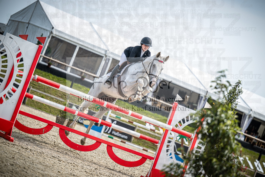 DOS_9001 | Entdecke hochwertige Reitturnierfotos von Foto Oger. Professionell, emotional und authentisch – jetzt Lieblingsmomente im Shop bestellen.Deutschlandweite Turnierfotografie. - Realisiert mit Pictrs.com