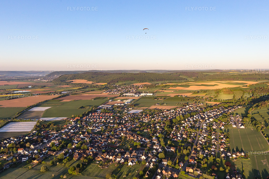 Luftbild: Ortsansicht am Rande von landwirtschaftlichen Feldern und Nutzflächen in Stahle im Ortsteil Stahle in Höxter im Bundesland Nordrhein-Westfalen in Deutschland. Foto: IMG_107105.jpg vom 05.05.2018 durch Werner Riehm/FLY-FOTO.de