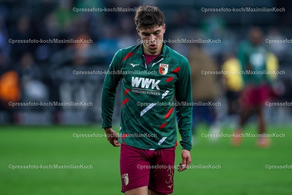 BMG21022502189 | 22.02.2025, Fußball, Borussia Mönchengladbach - FC Augsburg, 1. Fußball Bundesliga, Borussia-Park, Saison 2024 2025: Mert Kömür (FC Augsburg #36)DFB regulations prohibit any use of photographs as image sequences and or quasi-video.