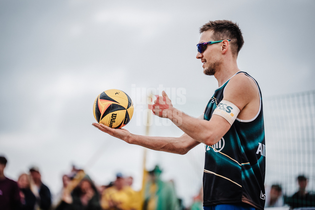 Beachvolleyball | Männer | Deutsche Meisterschaften 2025 Timmendorfer Strand | 05.09.2025 | David Poniewaz beim letzten Aufschlag seiner Karriere