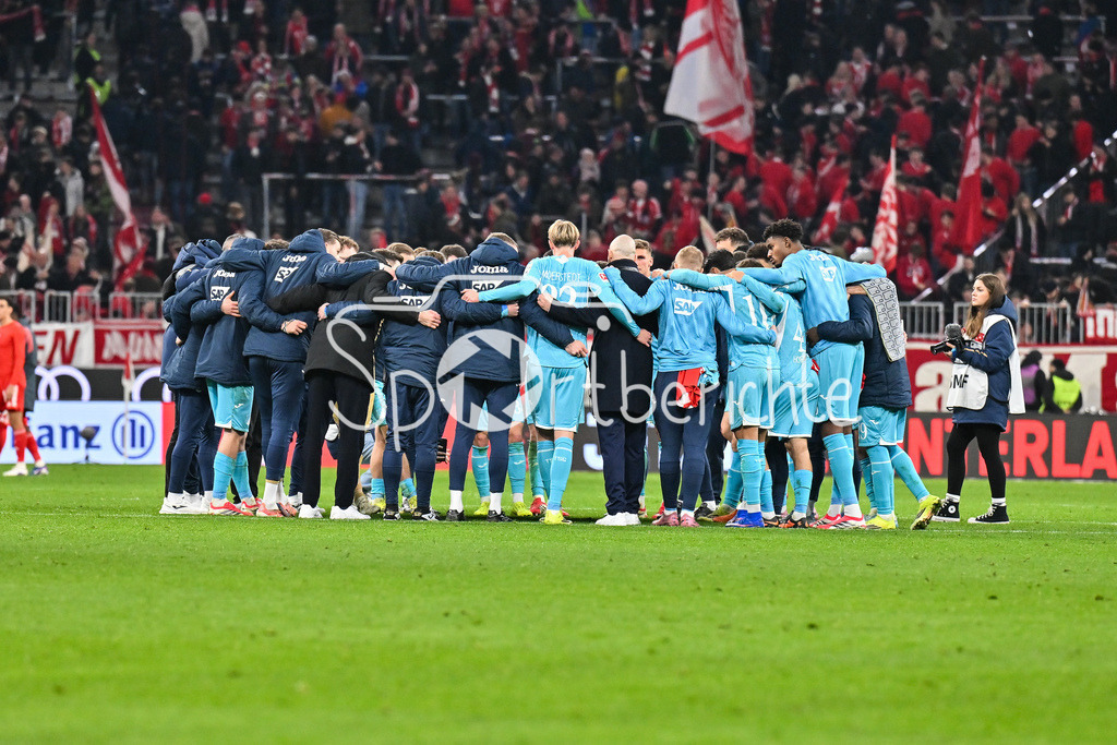 FC Bayern München - TSG 1899 Hoffenheim | MUNICH, GERMANY - 08. FEBRUARY: im Bild das Team der Gäste mit einem Kreis nach dem Bundesligamatch zwischen dem FC Bayern München und der TSG 1899 Hoffenheim am 21. Spieltag in der Allianz Arena / DFL REGULATIONS PROHIBIT ANY USE OF PHOTOGRAPHS AS IMAGE SEQUENCES AND/OR QUASI-VIDEO