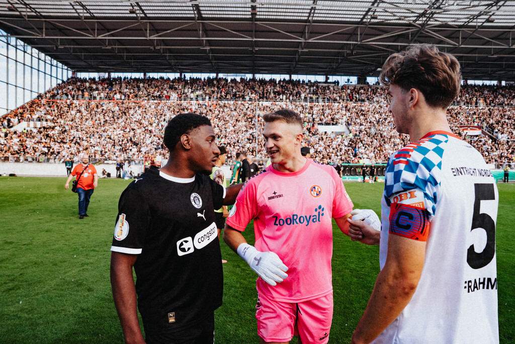 _STP0733 | Der offizielle Shop für FC St. Pauli Fotos. Wähle aus Spielszenen & Fanmomenten dein FCSP Wunschformat. Wir liefern Millerntor-Atmosphäre.