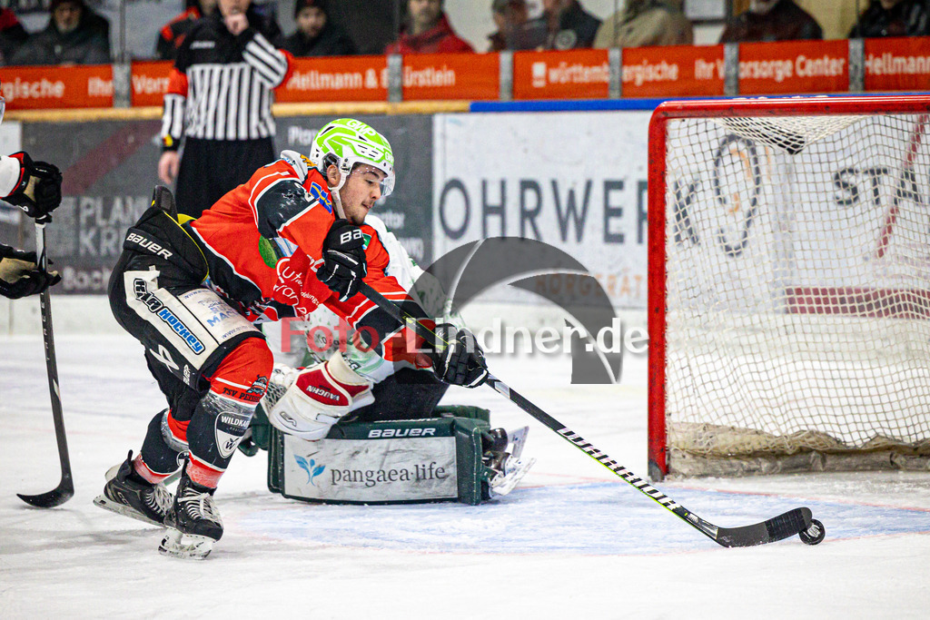 TSV Peißenberg MINERS gegen TSV Erding GLADIATORS | Eishockey Bayernliga Herren Vorrunde 2024/25, TSV Peißenberg MINERS gegen TSV Erding GLADIATORS, 20250119,Torchance Sinan ONDÖRTOGLU (MINERS 22),2025-01-19 in Peißenberg (Eisstadion Peißenberg)Sinan ONDÖRTOGLU (MINERS 22)Copyright: WolfgangxLindner foto-lindner.de